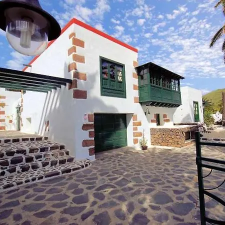 Sleeps 6 Pool Wifi Apartment