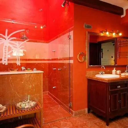 Sleeps 6 Pool Wifi Apartment