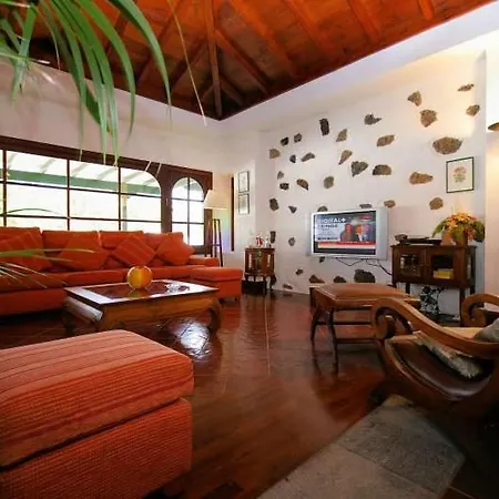Sleeps 6 Pool Wifi Apartment Haría